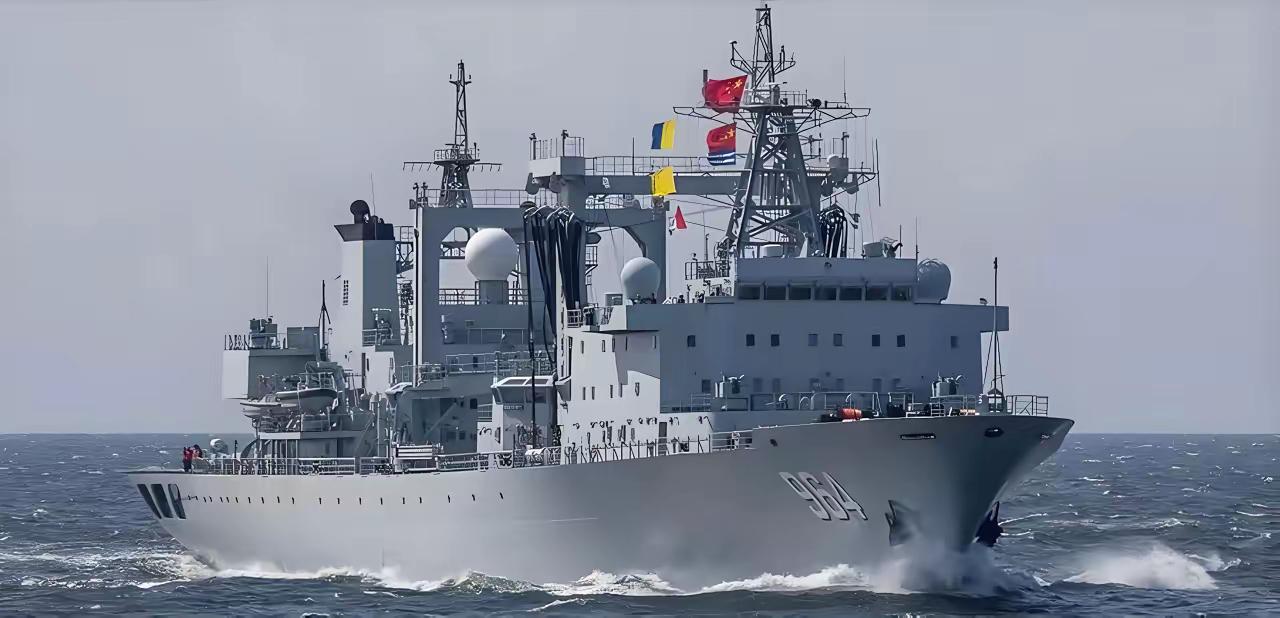 4月10日，经外媒卫星图像证实，我国正在建造全球最大综合补给舰。

该舰长度达2