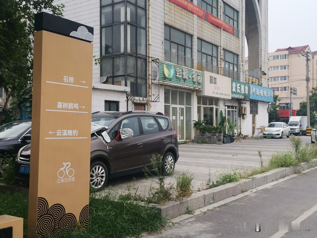 风过荷塘，满目清欢，秋日的浪漫都藏在这一池荷花里。
接天莲叶无穷碧，映日荷花别样