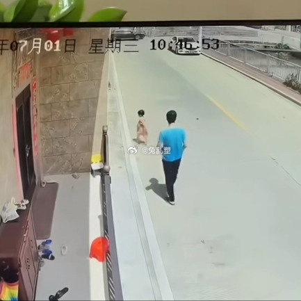 女童被男子抱起抛入河中被路人救起前面的描述说他躲监控？精神病还会躲监控吗 