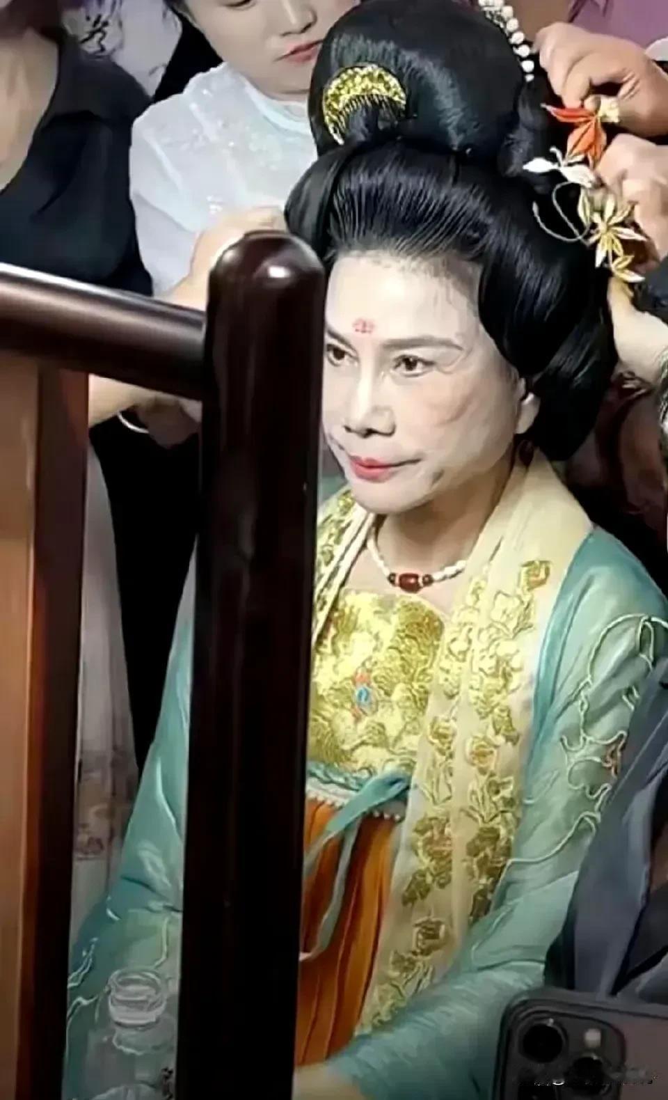[微风][微风][微风]
年轻时候，想当女强人。
岁数大了，又想当小 女人。
你