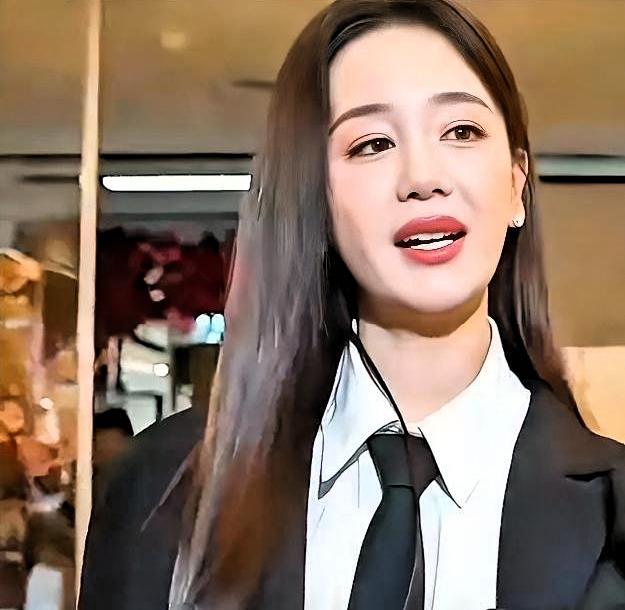 海陆最近的一组生图被疯传。网友盯着看了半天，结论就四个字：脸变小了。

我跟你说