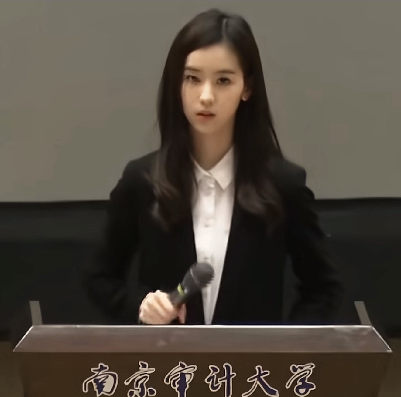 嘟嘟当年这个辩论赛的场馆是新开放的，甲醛味还完全没消，底下的人一边感叹好美，一边