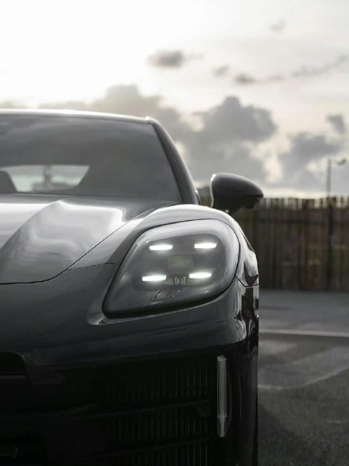 保时捷Panamera 2024火山灰版，城市天际线下，凌厉线条勾勒出非凡风采。