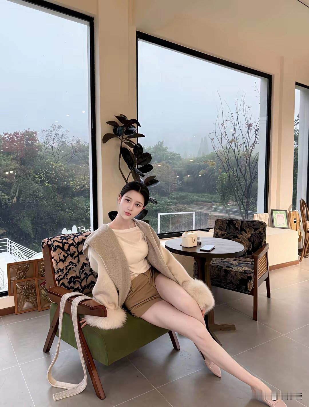 冬日暖阳下，优雅咖啡馆里的时尚穿搭