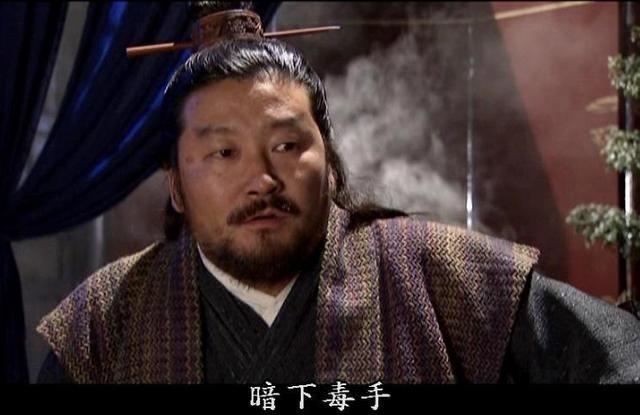 连载版天龙八部中包不同配置简直离谱，身兼南慕容北乔峰之长，首次出场时露了一手斗转