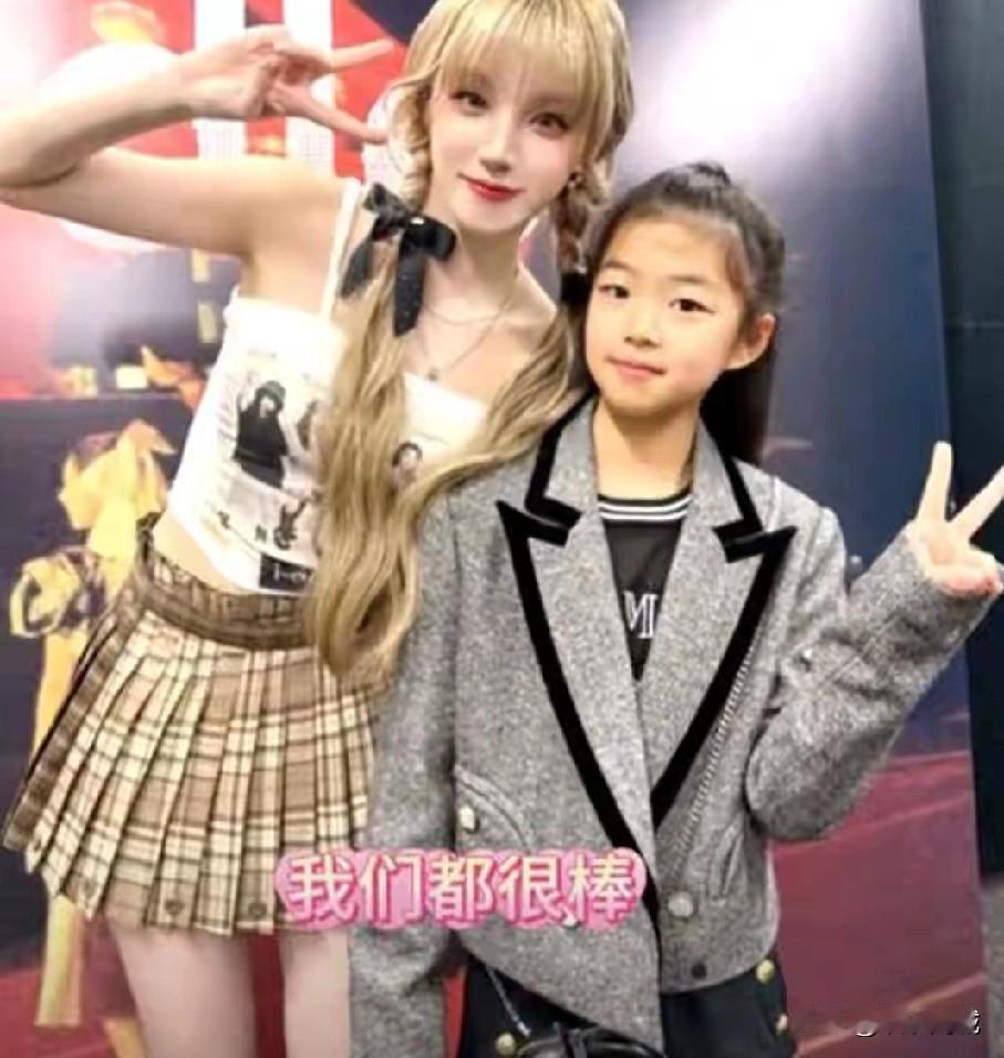 章子怡在2025年10月19日晚通过社交平台分享了带女儿醒醒赴日本追星的温馨视频
