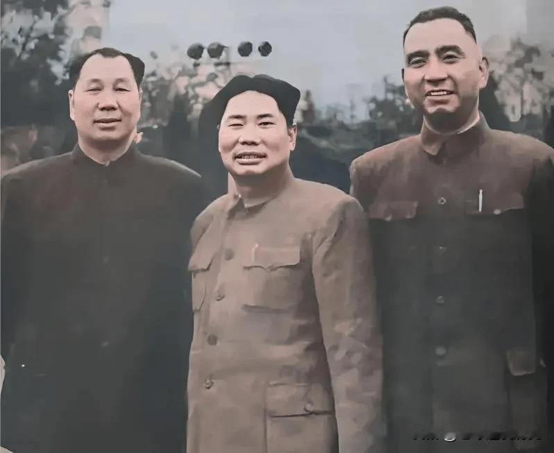 这张珍贵老照片，定格了杨成武、杨得志、杨勇三位开国上将并肩而立的经典瞬间。
三人