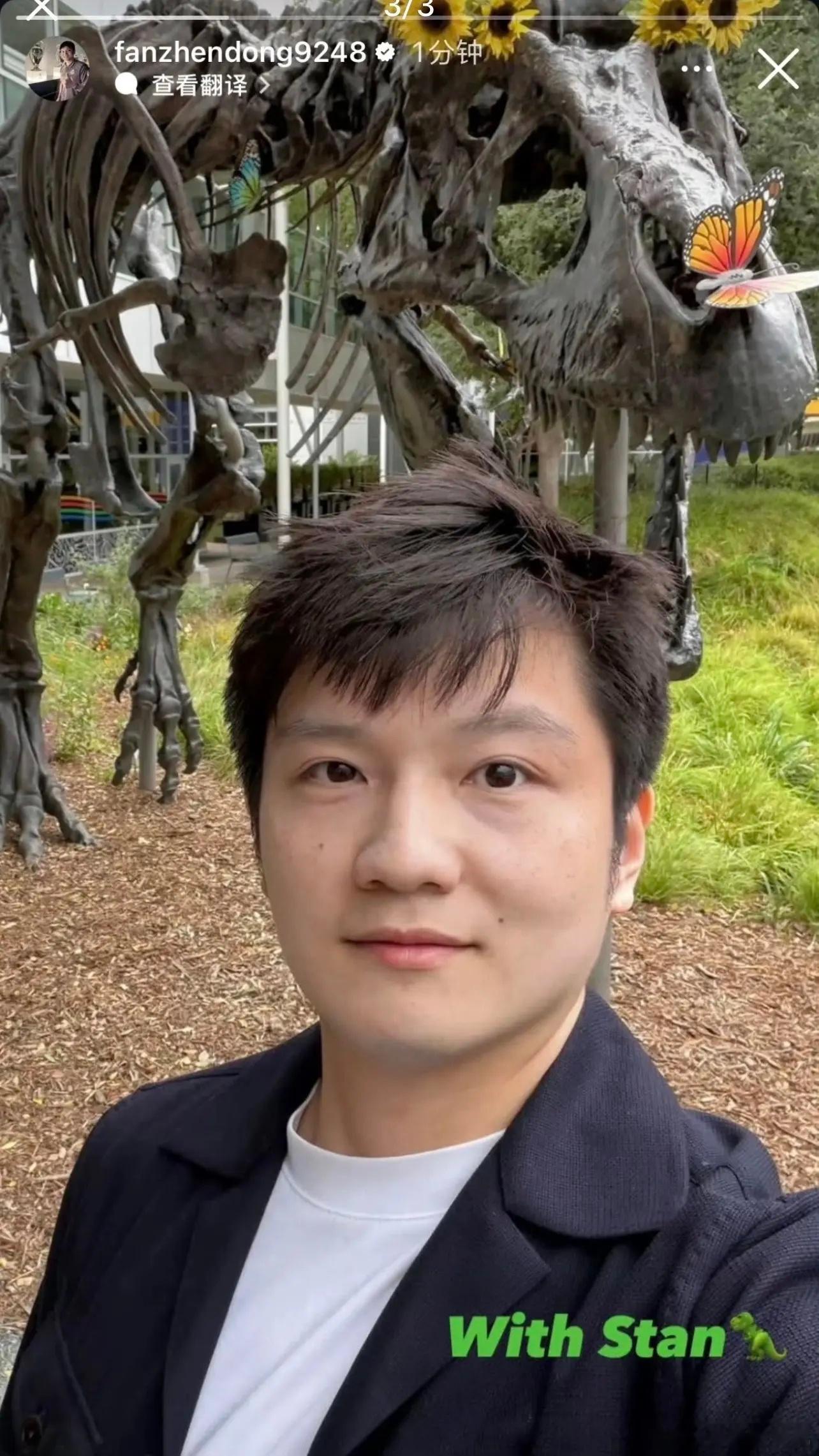 樊振东又发自拍照了樊振东和霸王龙合影这是同一天拍的吧，同样的衣服，同样的发型，拍