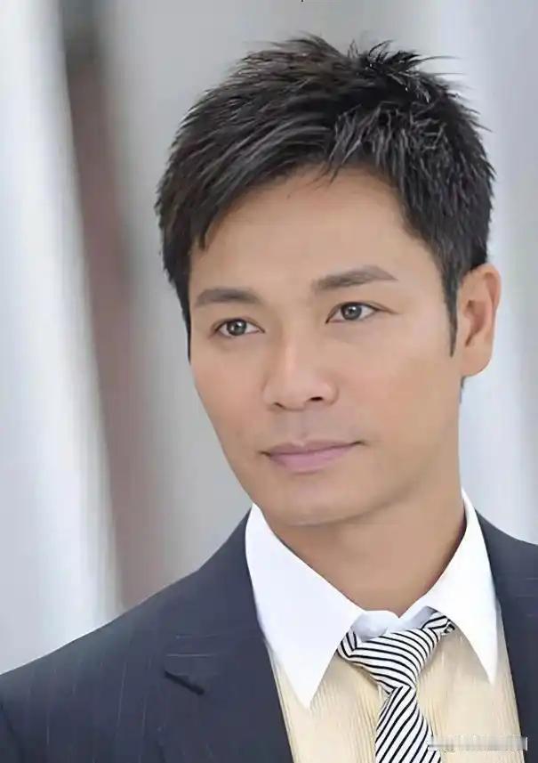 [太阳]1997年，贫穷的郭晋安，向相恋4年的女友刘小慧求婚。没想到，刘小慧直接