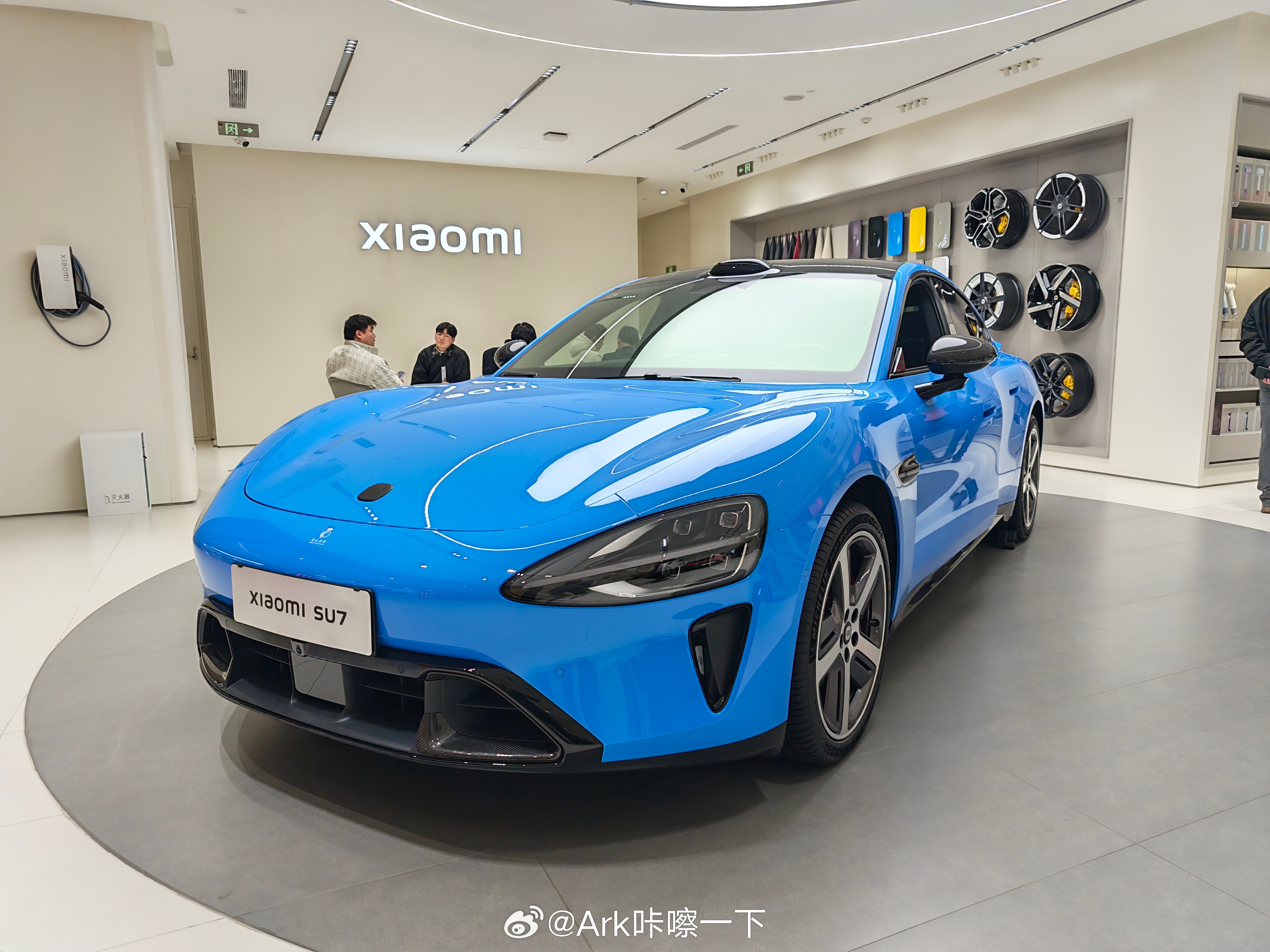 昨天我去看了看新一代小米SU7，内饰感受最为明显，质感提升了很多，成熟了很多，初