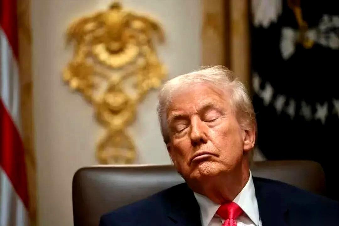 老特又在周五掐着点“掀桌子”了。
一纸“击沉令”直接甩向伊朗，对方也没含糊，反手