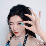 戴燕妮当面一套背后一套 戴燕妮这次真的把风格玩转了！红韵造型气场全开，像女王驾到