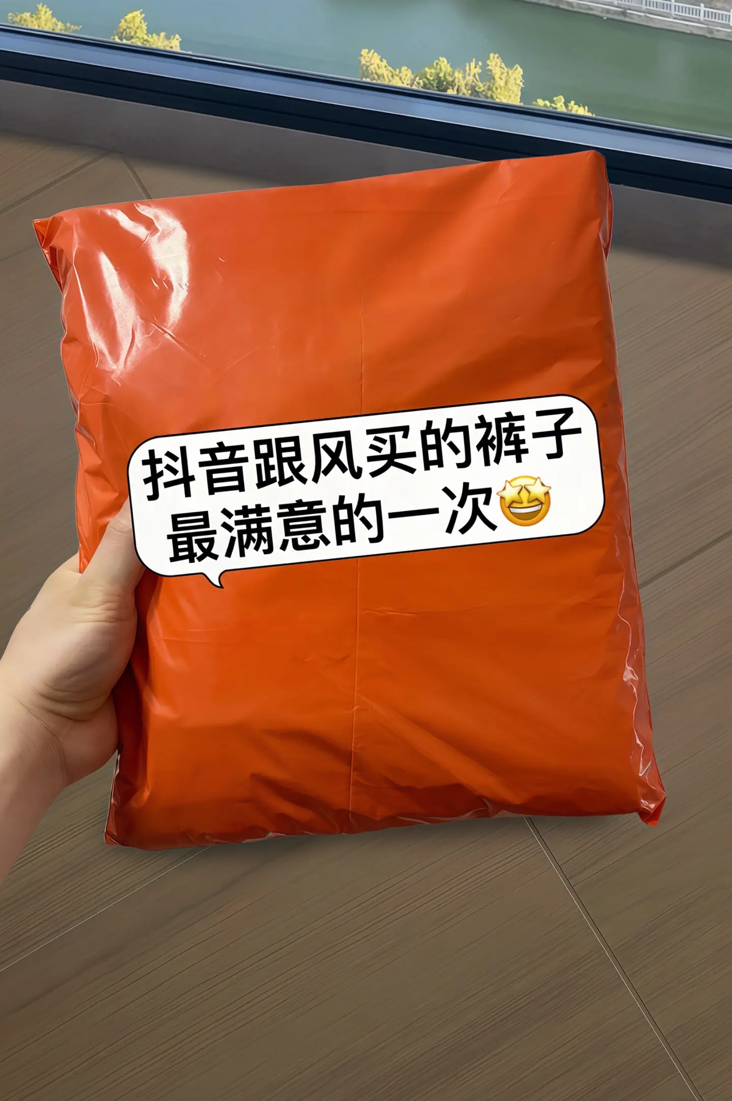 夏日穿搭新宠来咯～这款高腰显瘦美式工装阔腿牛仔裤，以轻薄面料打造，透气...