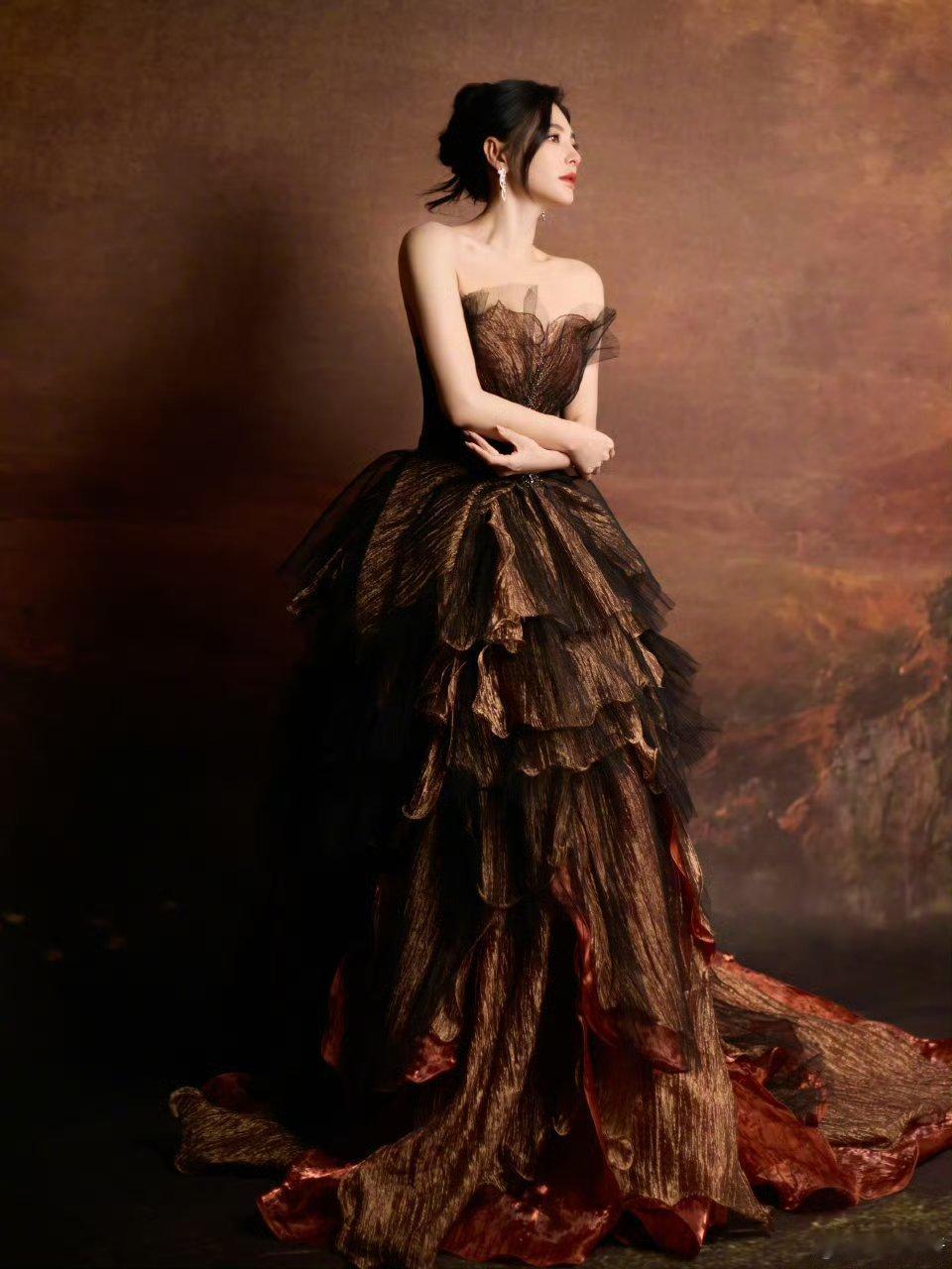 没认出来是张雨绮 被张雨绮的流金色礼服造型惊艳到了！优雅又不失气场，状态好到爆棚