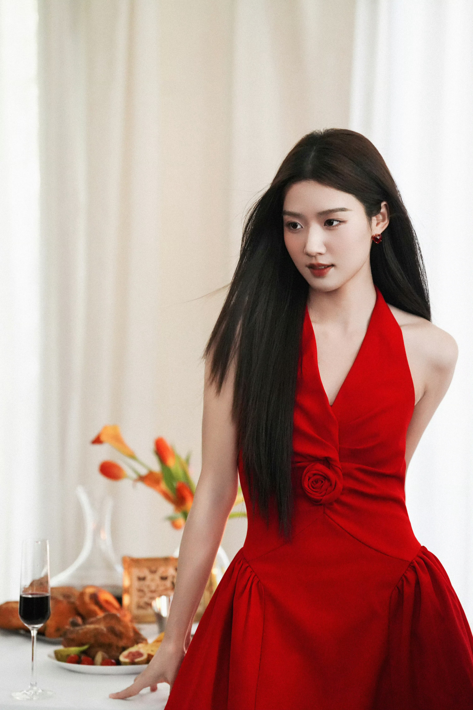 卢昱晓红裙穿搭写真，入青云明意可冷酷可娇俏。卢昱晓