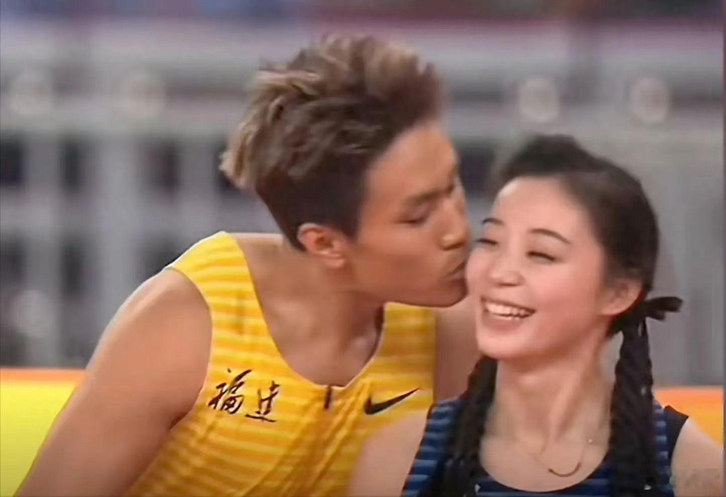 何锦櫶一吻刘峡君，堪称全运会最强表白！现场太甜，很多人忽略了这个事背后的一个社会