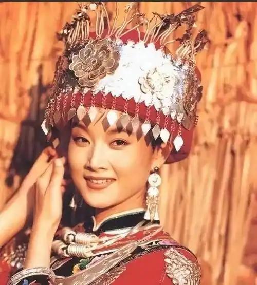 57岁的宋祖英，虽已至“大妈”般的年纪，却全然不见岁月留下的疲态。她眉眼间尽是从