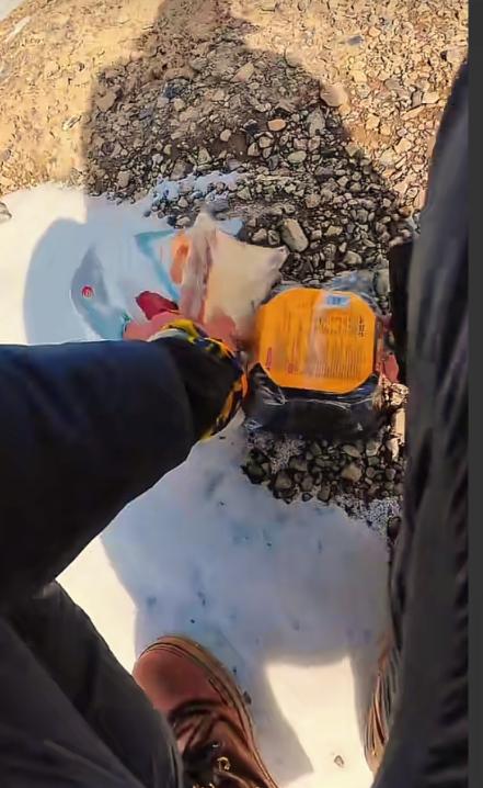 这才是最 可爱的人！西 藏，一骑行博主因三天大雪被困无人区，食物全部吃光。正蹲坐
