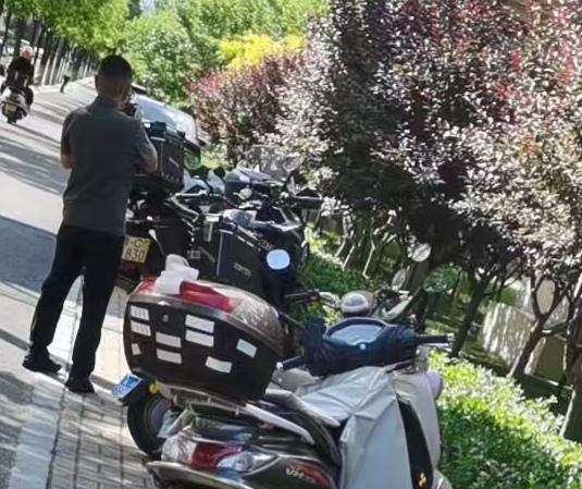 以往仅知晓汽车违章停车会被贴单罚款。
从未想过摩托车违规停车同样会被贴单，且我对