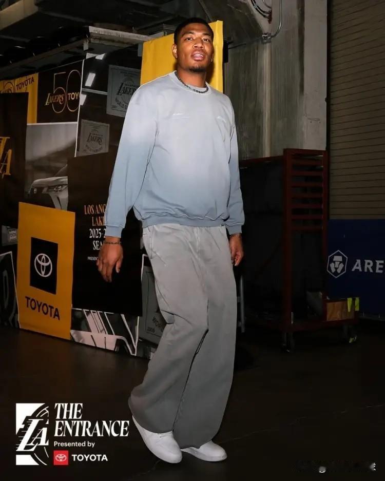 下面是一条关于湖人大将八村塁的好消息！今天湖人主帅雷迪克在和雄鹿的赛前采访中聊到