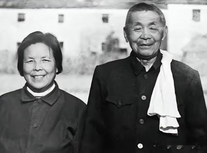 那个年代，老革命甘祖昌勤俭节约、为家乡建设而吃苦耐劳的精神都编入了小学语文教材，
