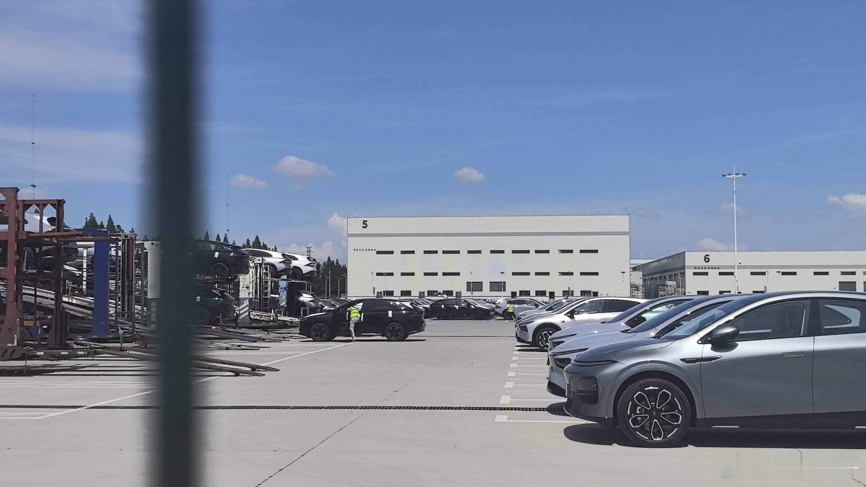 小鹏每次新车备货一点都不互联网[doge]G7 明天上市，大批车都开始从工厂往出