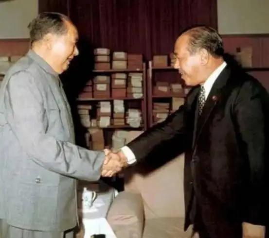 1970年，日本即将向中国履行1200亿美元的战争赔偿款，毛主席却大手一挥：这钱