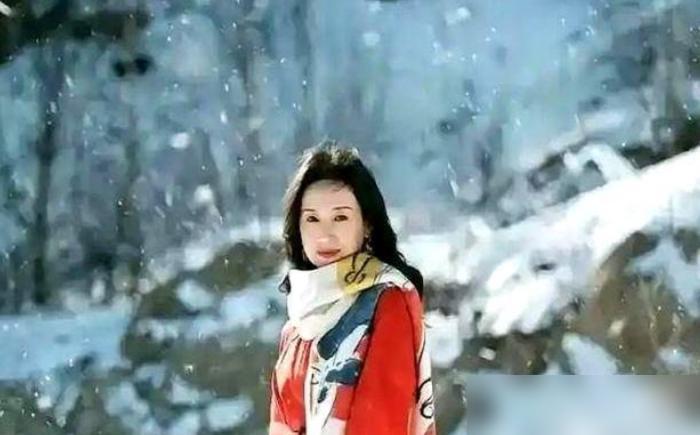 17岁的顶顶，终于主动搬去跟潘粤明住了。
当年董洁潘粤明离婚后，董洁把顶顶攥得