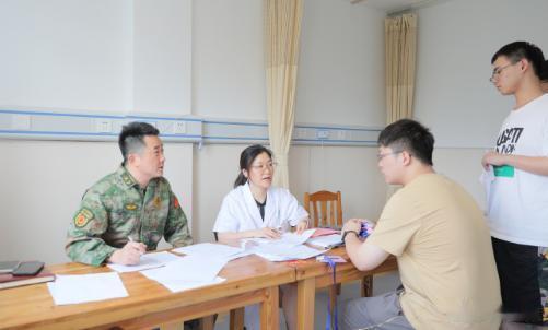 台州路桥少年应征入军营热血青年踊跃报名参军，路北街道征兵初检有序开展。青年们接受
