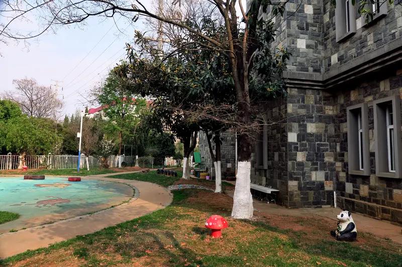 2023年初，昆明千鹤幼儿园的5名女幼师休完产假返岗，却遭遇“冷处理”。园方不安