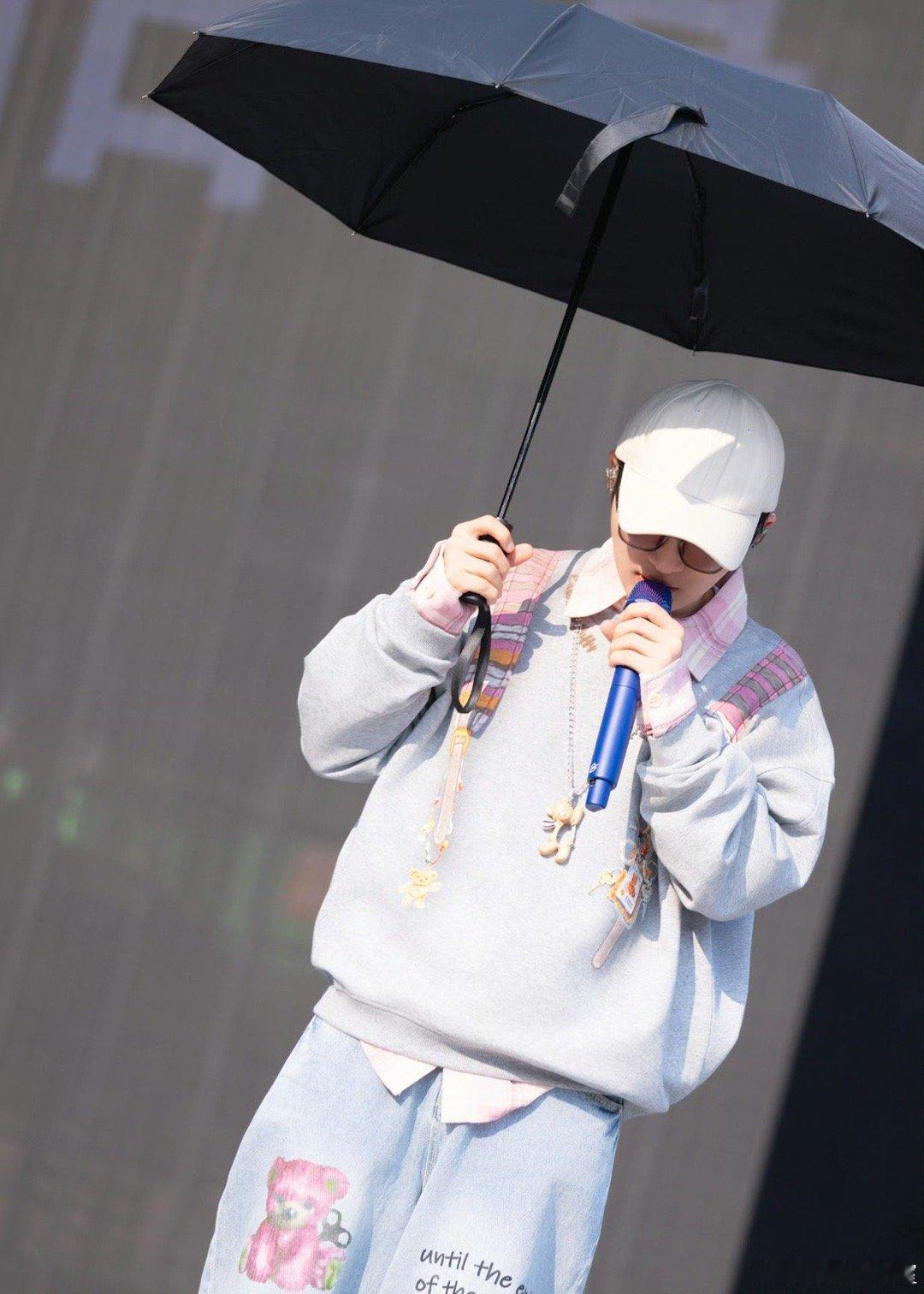 周深演唱会秒变军训现场周深一开口“全体都有”，台下粉丝齐刷刷应和，那整齐度像被军