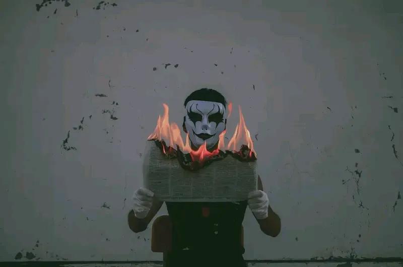 昨晚做了一个梦，战争爆发了。在一个被炸得要塌的房子里，我被几个鬼子追，我什么武器