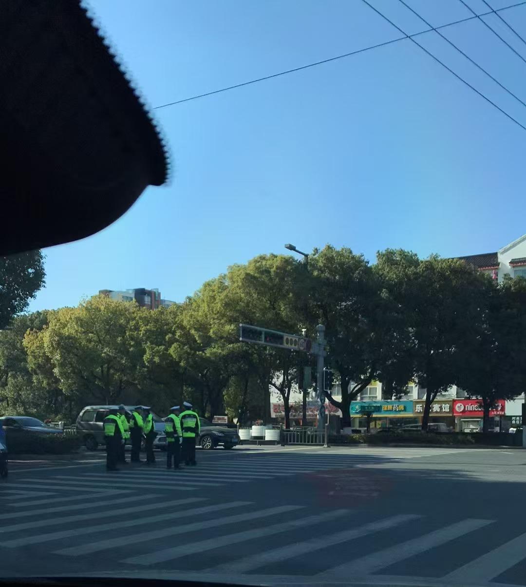 现在的苏州和同一个时间点的天津，你骑车还不戴安全帽吗？