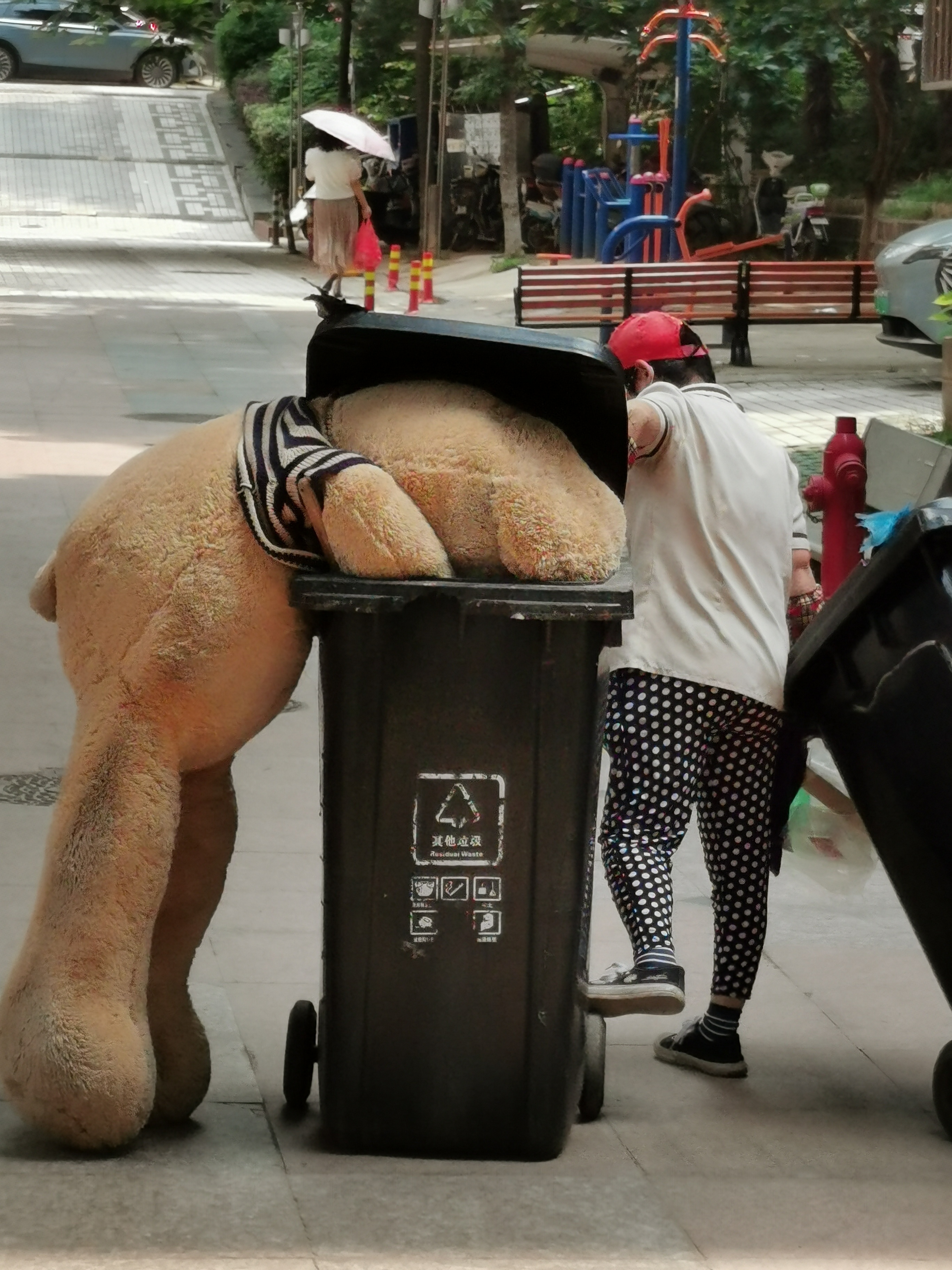 一只棕熊正在垃圾桶里寻找食物[笑cry]  ​​​