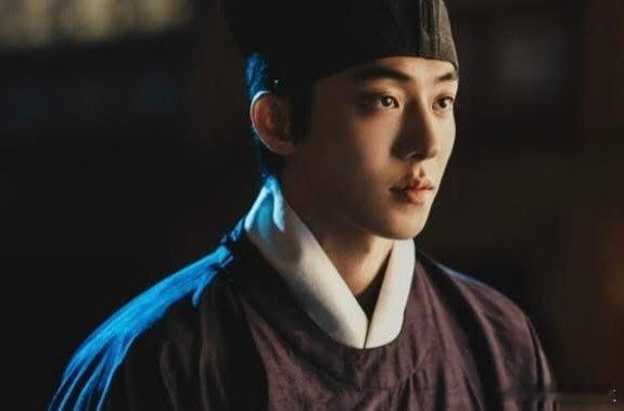 网飞《东宫》首批剧照公开！！！！！！南柱赫 卢允瑞 曹承佑怎么感觉画面都阴森森的