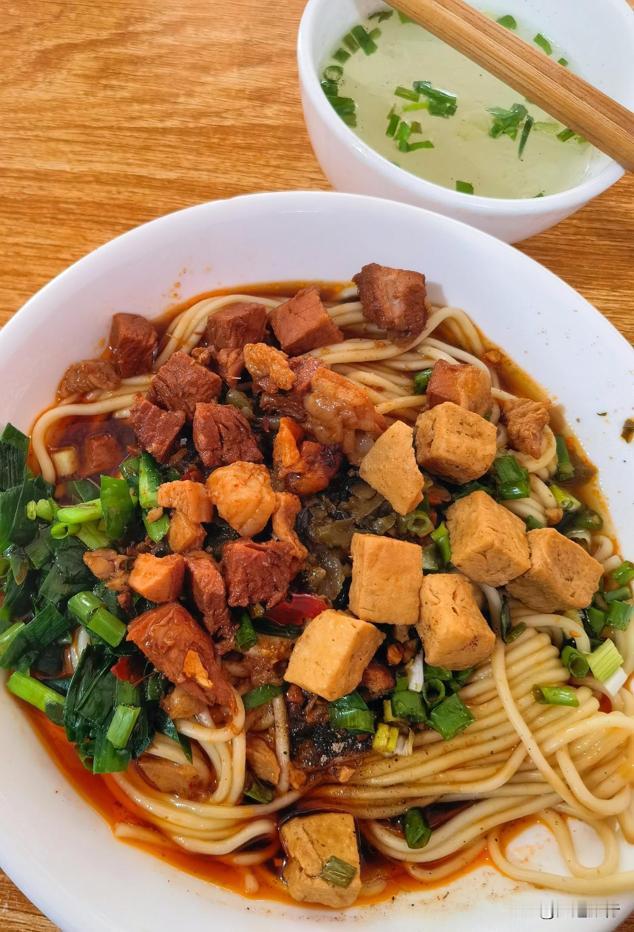 昆明小吃，这家卤面我是爱上了！不仅味道鲜美，而且数量很多价格不贵，经常去吃个小碗