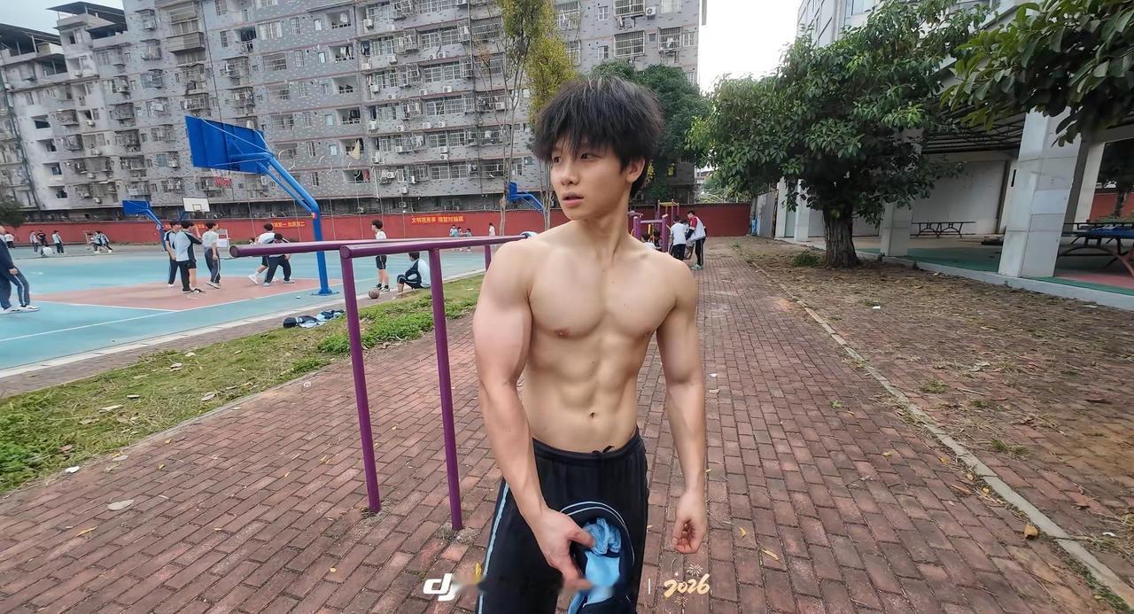 依旧肌肉小小的。08  健身 校园 随拍 毫无训练痕迹 @DOU+小助手