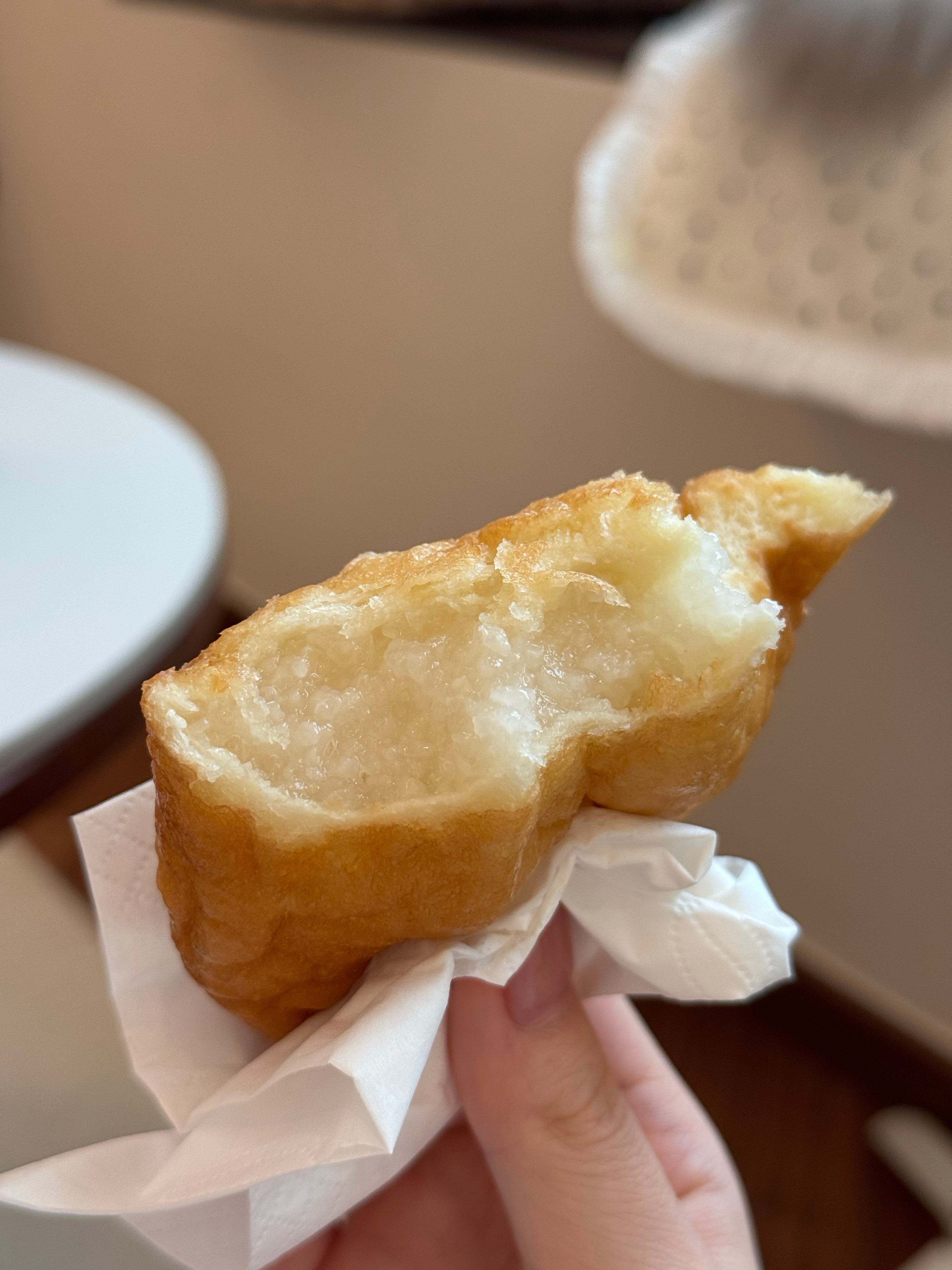 🍊🐟-青岛背回来的这个 外面是老式面包里面是白糯米!微波炉复热了一下太香了啊
