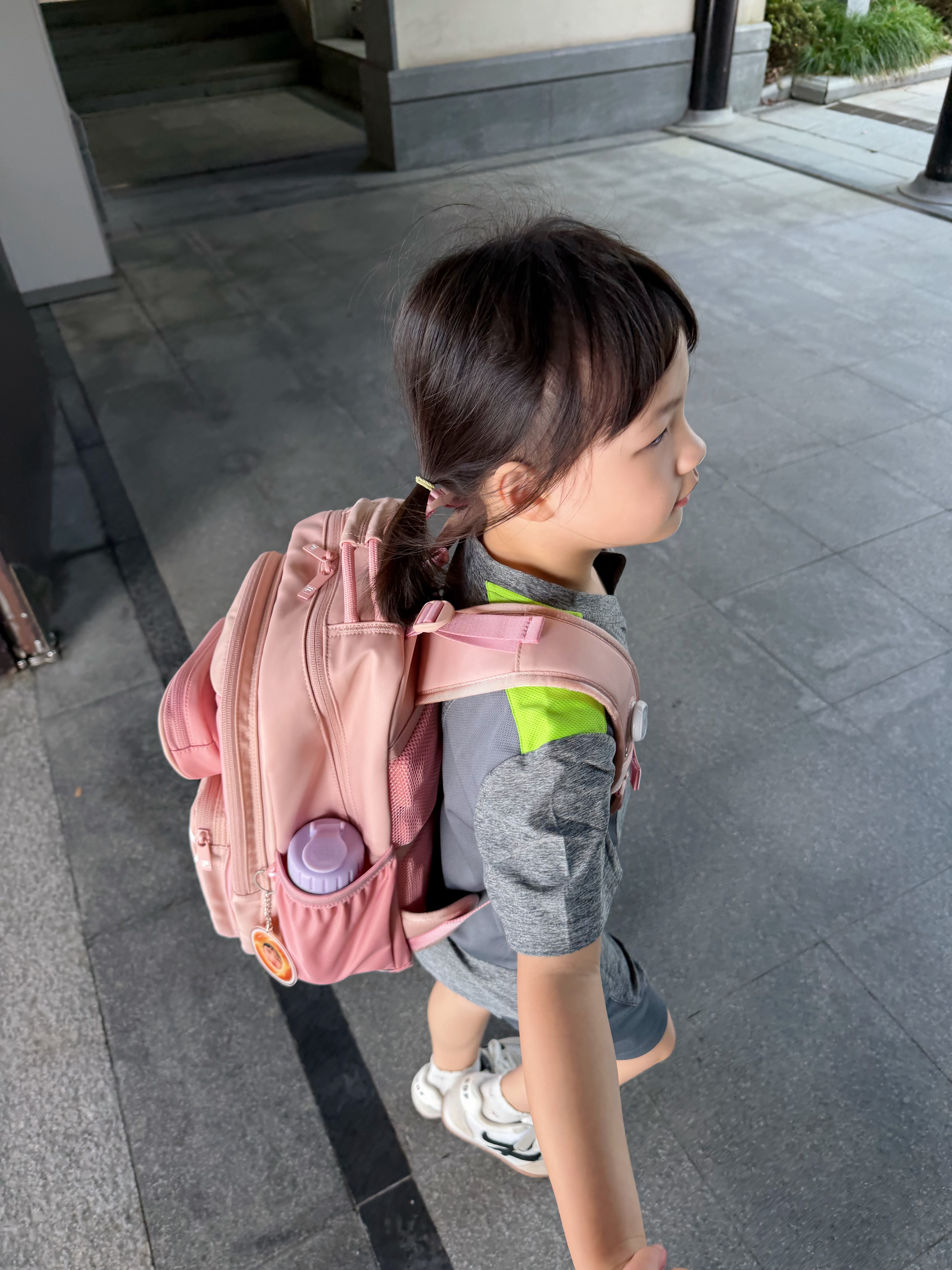 今天是爸爸妈妈一起送她说：妈妈，待会爸爸再送你去上班吗？我：不是啊，今天星期六，