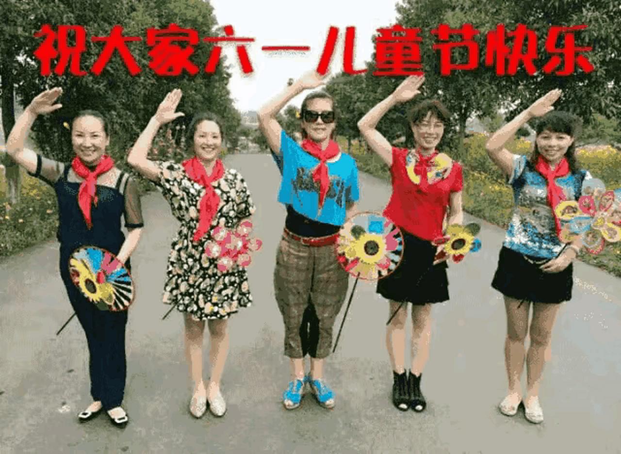 六一欢歌
童颜焕彩映朝阳，
节日欣逢喜气洋。
园内秋千飞笑语，
阶上彩蝶舞霓裳。