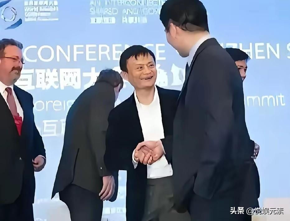 论身材京东总裁刘强东高一头，
论笑容马云更灿烂，
论实力都是佼佼者，
论智商的话