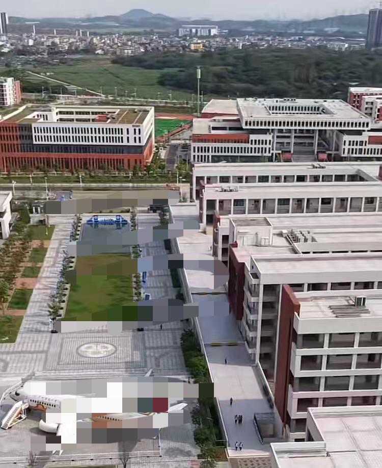 广州某公立技工学校有校内员工爆料称，该校男学生经常在厕所里扎堆抽烟

从视频看得