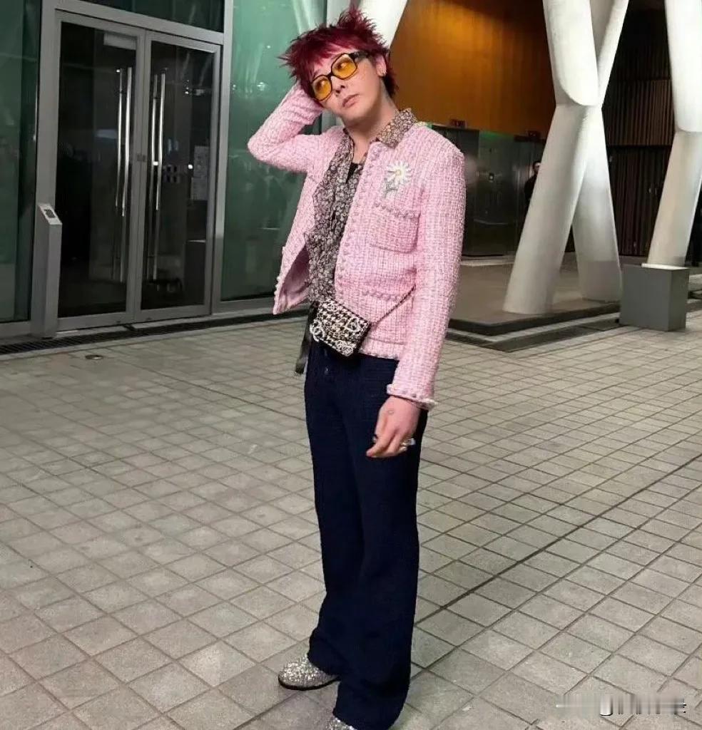 香奈儿近日在香港举办大秀，韩国巨星权志龙参加！[得意][得意]