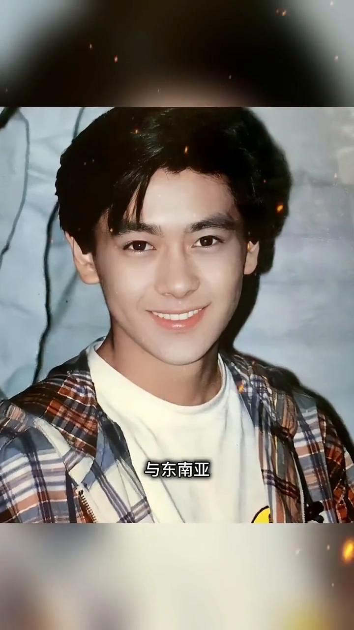 1993年林志颖刚出道时与一众明星合影。
这是1993年林志颖刚出道时与一众明星