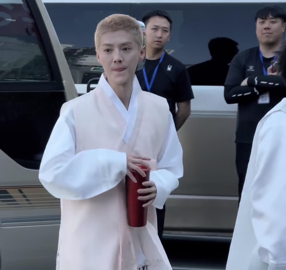 鹿晗鹿晗寸头也好好看！后面两个大哥表情好逗 鹿晗‖ 