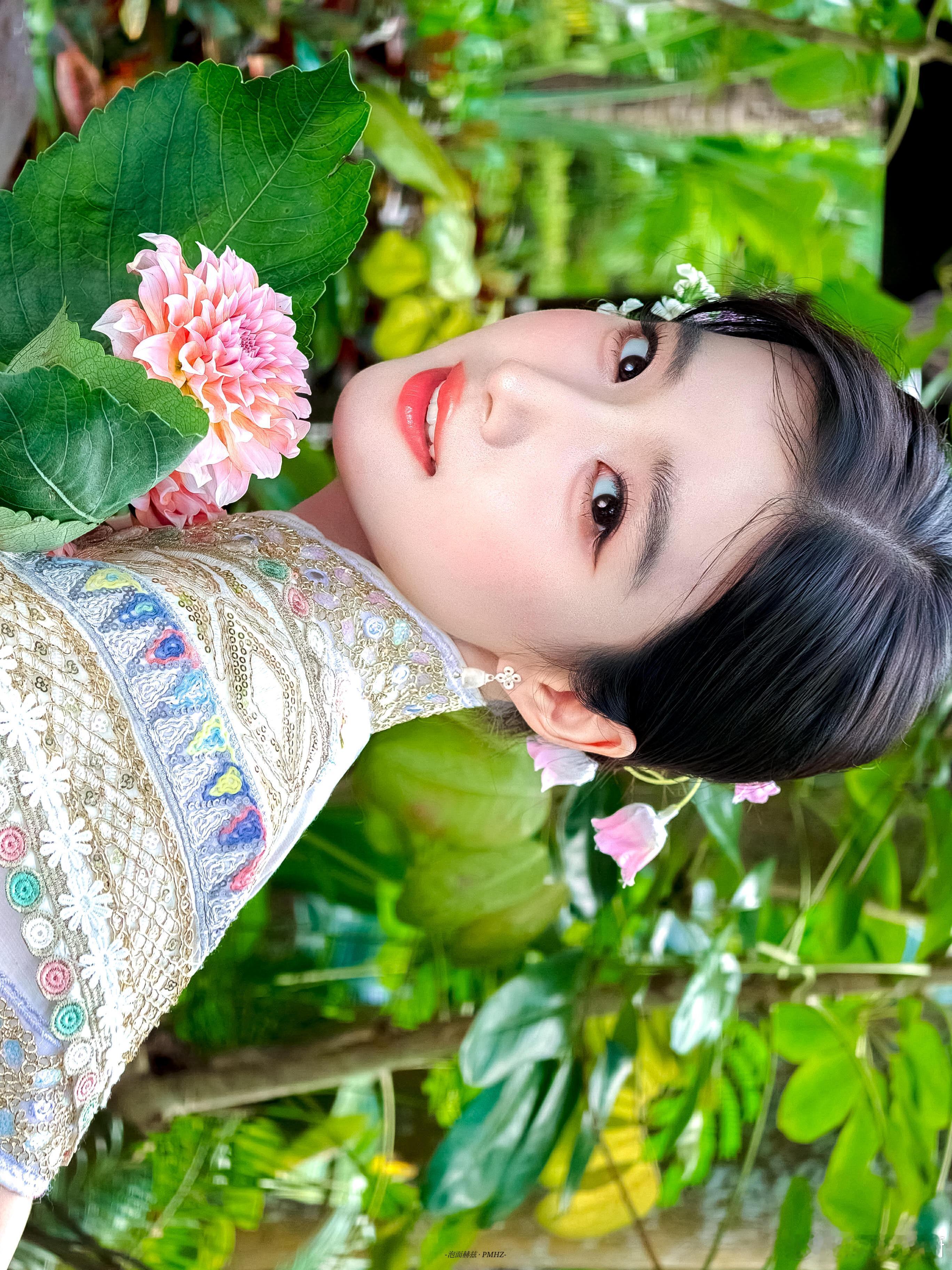 卢昱晓出片根本没有上限卢昱晓这组热带园林写真真的太出片了！好美！！卢昱晓[超话]