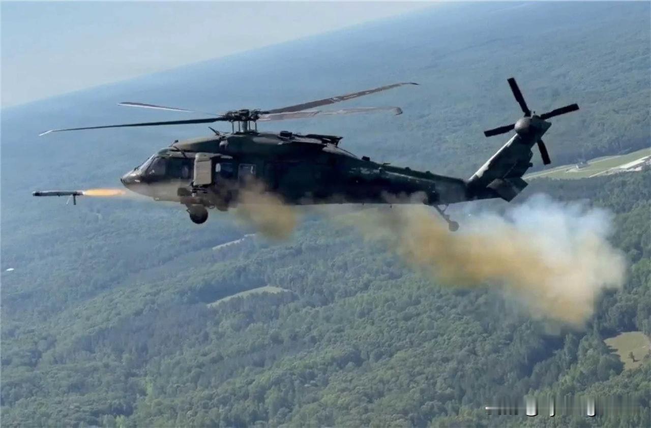 🚁 🇺🇸美国陆军正在将一架黑鹰直升机改装成空中指挥所，用于控制大量作战无人