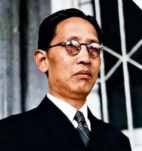 1949年，中统特务头子叶秀峰把2700多根金条交给儿子，让带着去台湾，不料，所