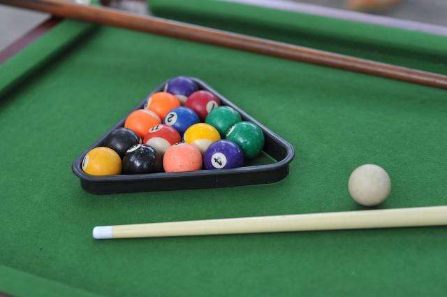 台球是我颇为喜爱的娱乐项目，这是我在外打工时学会的。台球桌就摆在我们宿舍，下班后