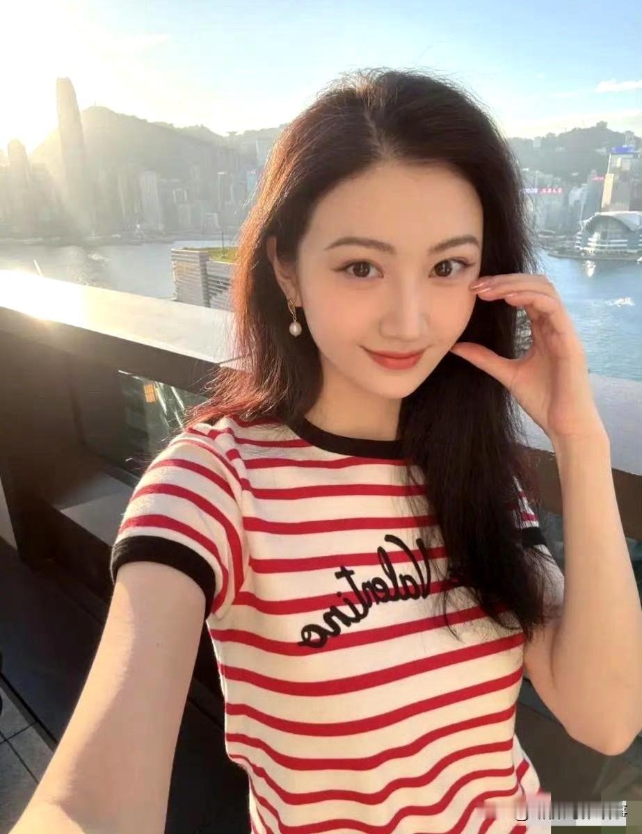 景甜长发造型杀疯了：条纹T+牛仔裤，简约穿搭美出松弛感
 
景甜留回长发后气质直